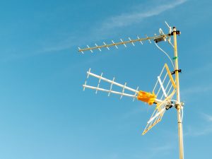 Riktantenn med många element på en mast mot klarblå himmel