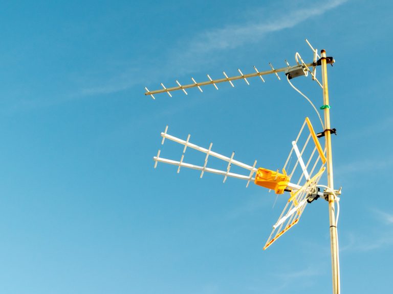Riktantenn med många element på en mast mot klarblå himmel