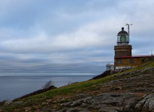 Kullens fyr på klipporna vid Kullaberg med havet och molnig himmel