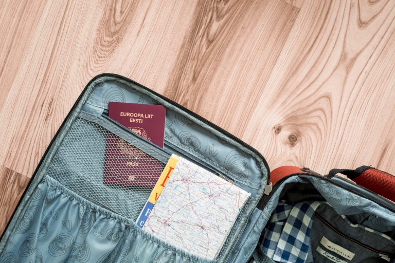 Öppen resväska med pass och vikt karta i innerfickan